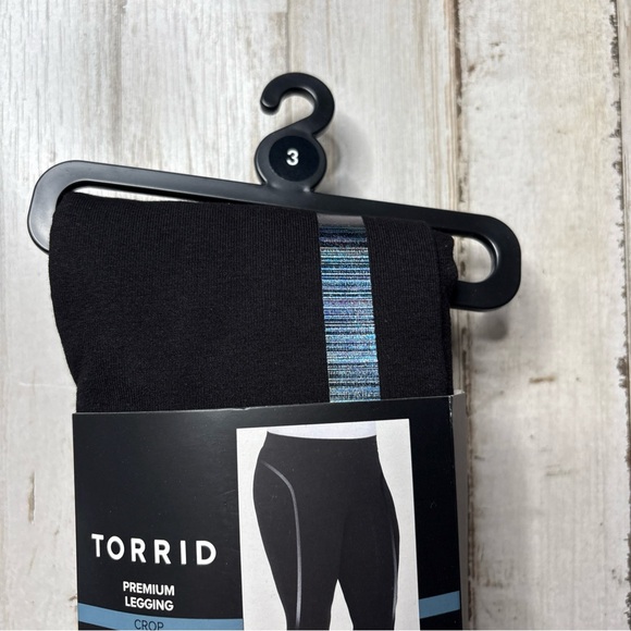 Torrid Premium Crop Leggings Foiled Deep Black
Size 3X NWT! - Picture 11 of 15